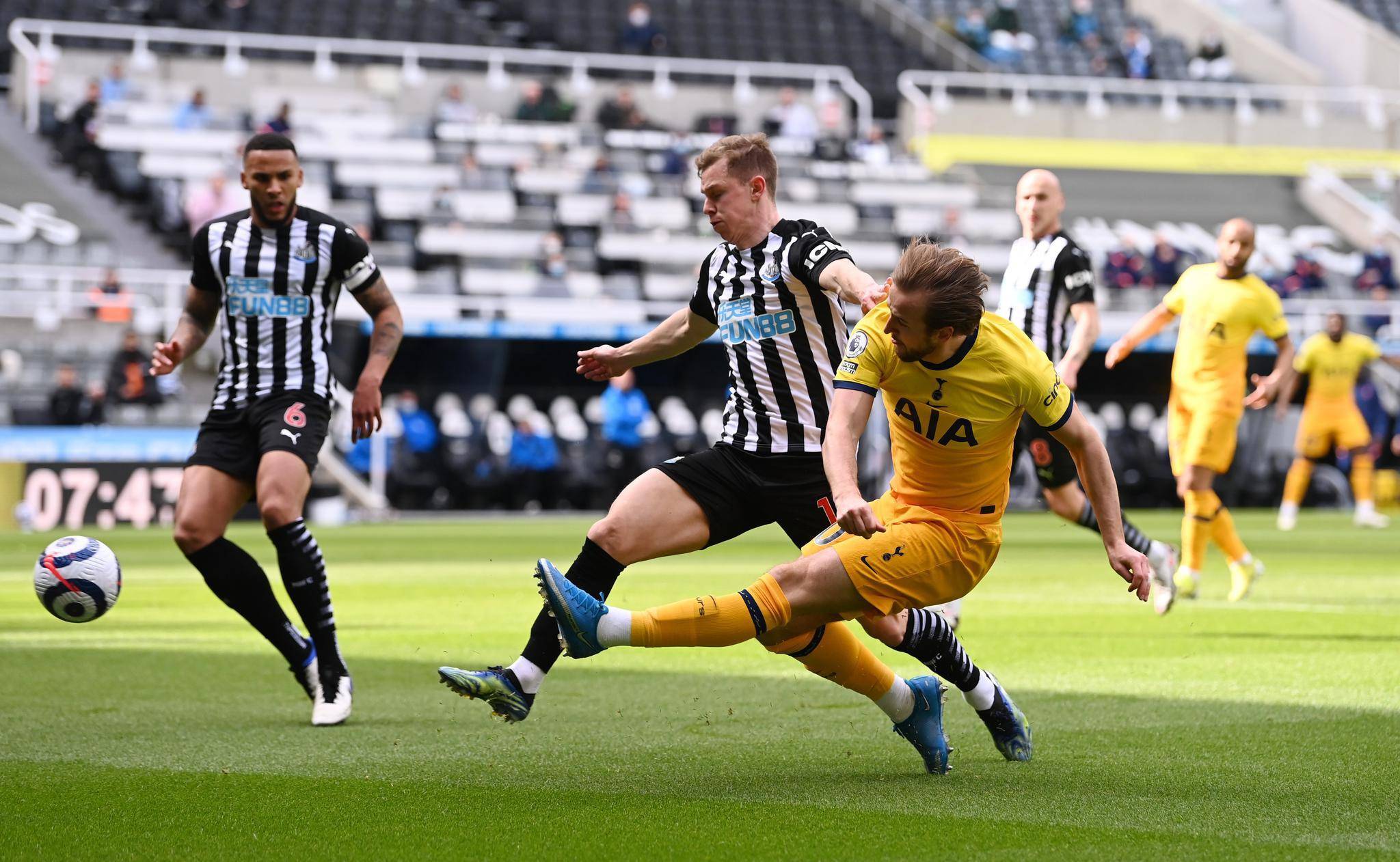 海港6日上午转道新加坡去新山，颜骏凌、徐新获颁纪念球衣